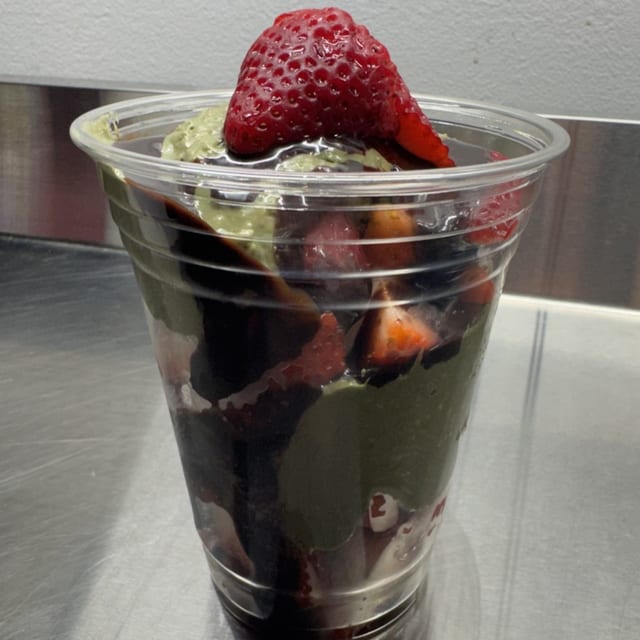 Dubai Chocolate Strawberry Cups 8 oz (Albany Location).
